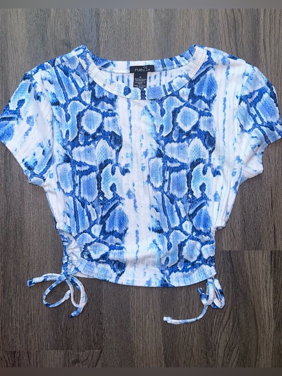 Rue21 Tops - Rue21 Blue & White Print Ribbed Crop Top with Tie Sides - Women’s Medium